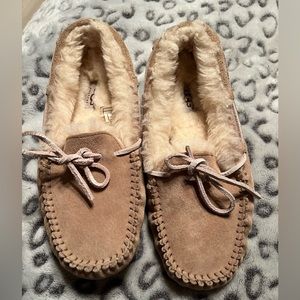 Like new ugg dakota slippers women size 5 $50